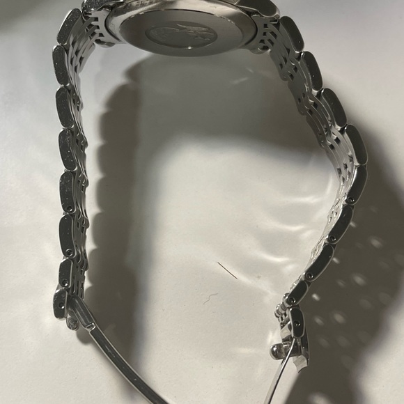 Women watch. - Picture 1 of 5